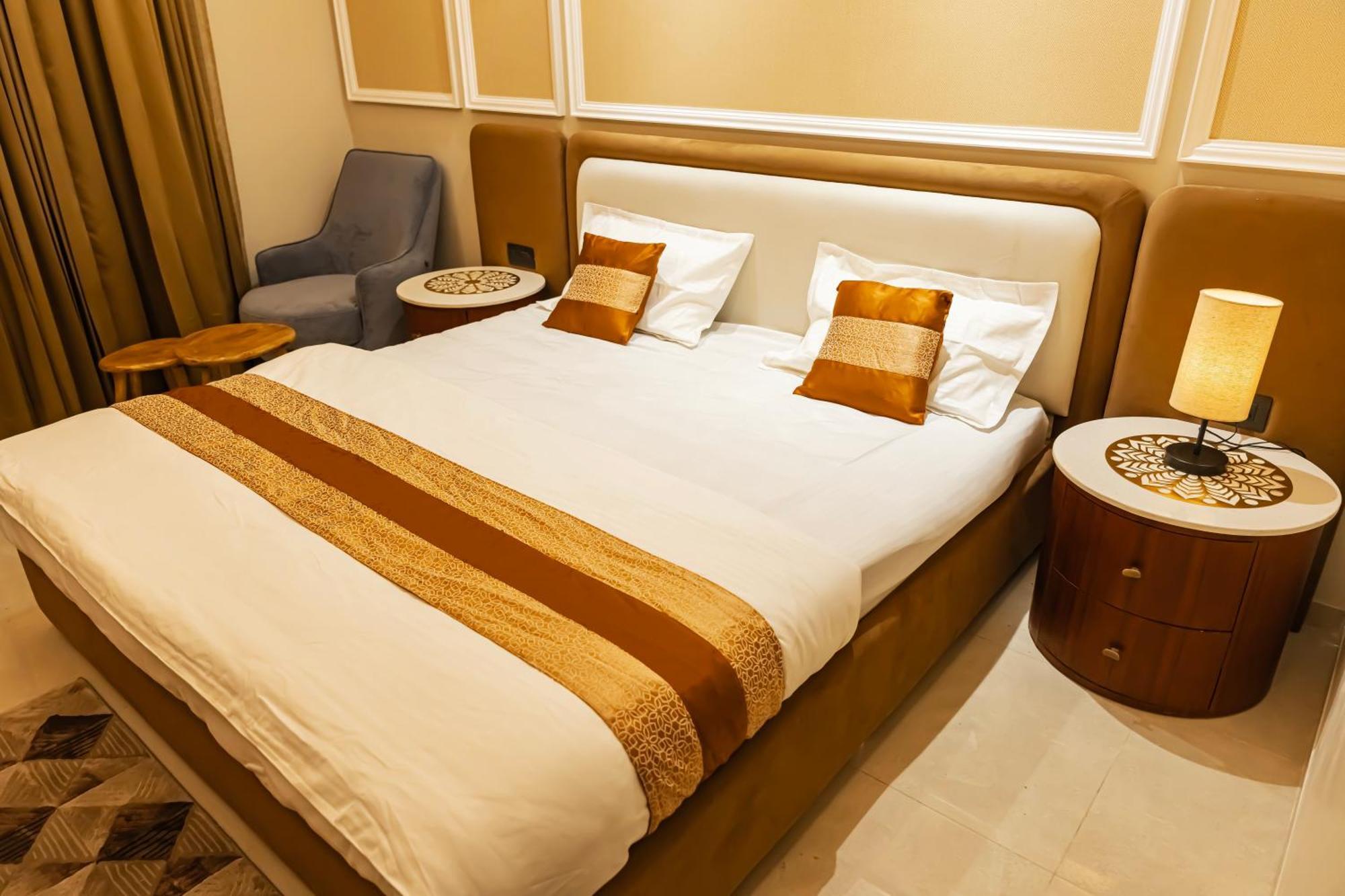 Omaxe Hazratganj , Khusi Mahal Bed & Breakfast Lucknow Exterior photo