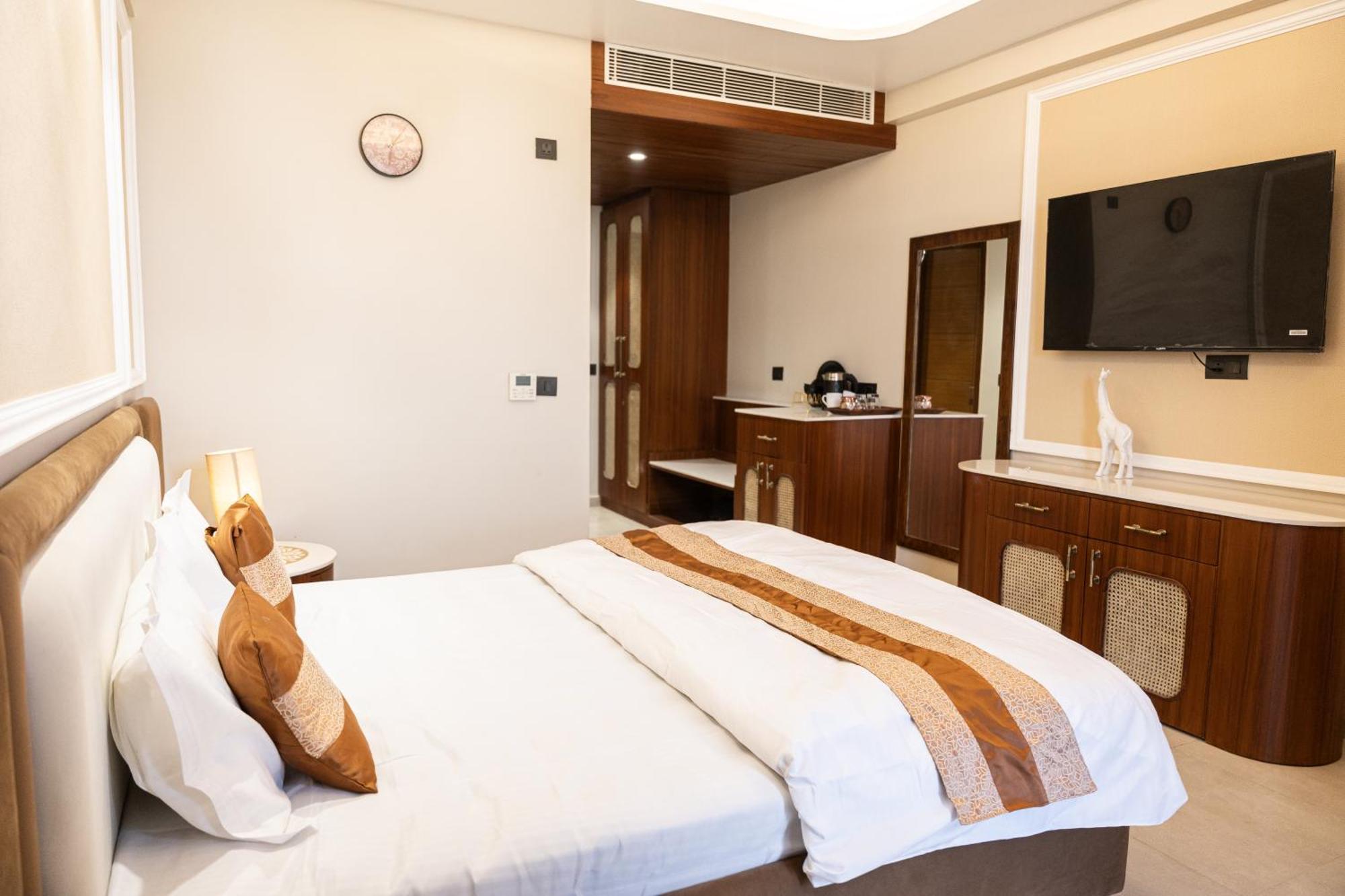 Omaxe Hazratganj , Khusi Mahal Bed & Breakfast Lucknow Exterior photo